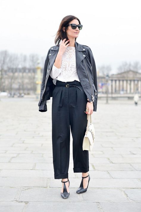 Jacket Draped Over Shoulders, Jacket On Shoulders, Minimalist Winter Outfit, Wearing Jacket, How To Wear Culottes, Black Cropped Trousers, Alexander Mcqueen Jacket, Valentino Bag, Chique Outfit