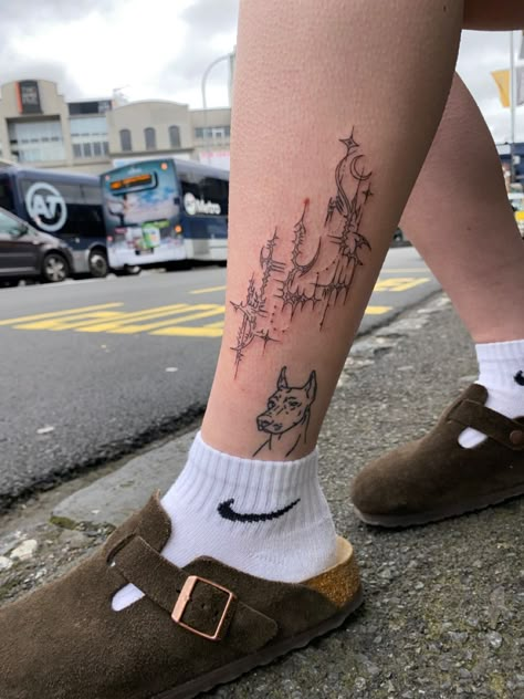 Neotribal Knee Tattoo, Neotribal Leg Tattoo, Y2k Leg Tattoos, Cybersigilism Leg Tattoo, Cybersigilism Tattoo Leg, Tattoo Ideas Edgy, Mixed Style Tattoo, Edgy Tattoo Ideas, Archive Tattoo