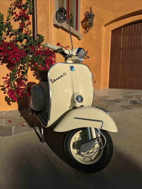 1963 Vespa GL 150 Vespa Matic Aesthetic Wallpaper, Motor Vespa Aesthetic, Vespa Astetic, Yellow Vespa Aesthetic, Green Vespa Aesthetic, New Year Look, Scooters Vespa, Vintage Vespa, Italian Scooter