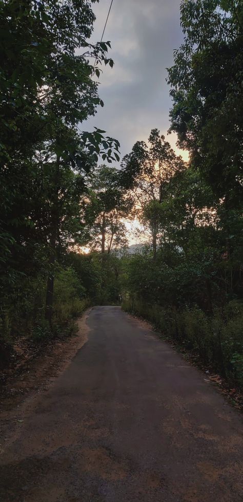 an empty road Empty Road Aesthetic, Road Snap, Road Pic, Comfort Aesthetic, Random Snaps, Empty Road, Strawberry Moon, Snapchat Streak, Urban Road