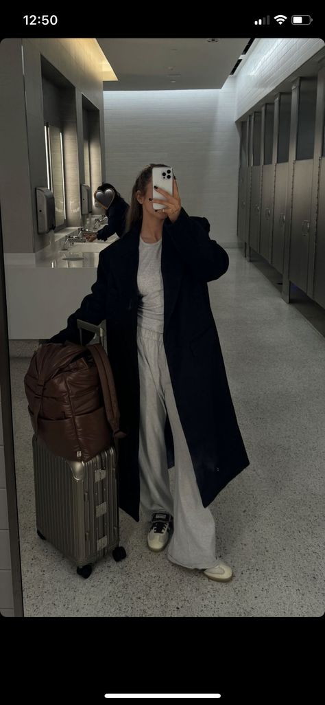 Casual Chic Airport Outfit, Outfit Ideas For Turkey, Smart Airport Outfit, Outfit Flight Travel, Cozy Plane Outfit, Italy Airport Outfit, Airport Trench Coat Outfit, Winter Turkey Outfit, Normandy Outfit