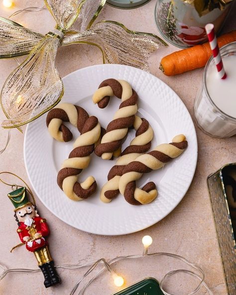 Les biscuits canne à sucre de Noël Biscuits Noel, Christmas Biscuits Recipe, Palet Breton, Classroom Christmas Decorations, Christmas Biscuits, Christmas Food Dinner, Biscuit Recipe, Holiday Baking, Christmas Desserts