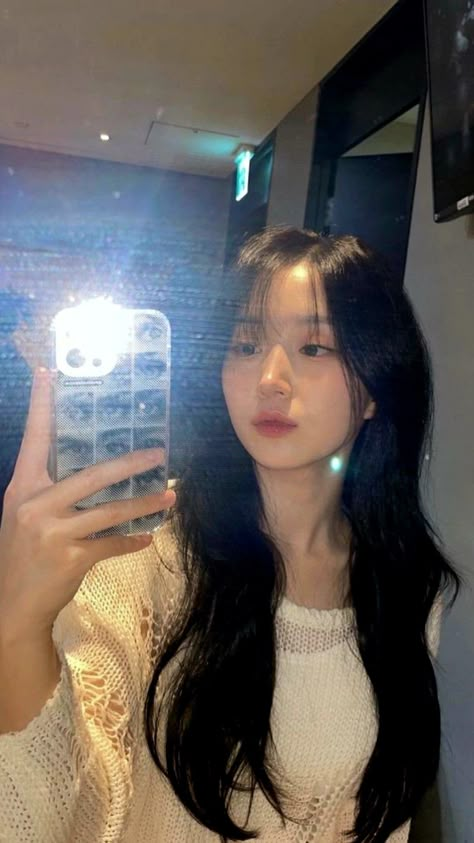 Haewon Mirror, Haewon Nmixx, Nmixx Haewon, Mirror Selfie Poses, Kim Sejeong, Aesthetic Guys, Cartoon Jokes, Girl Bands, Korean Pop