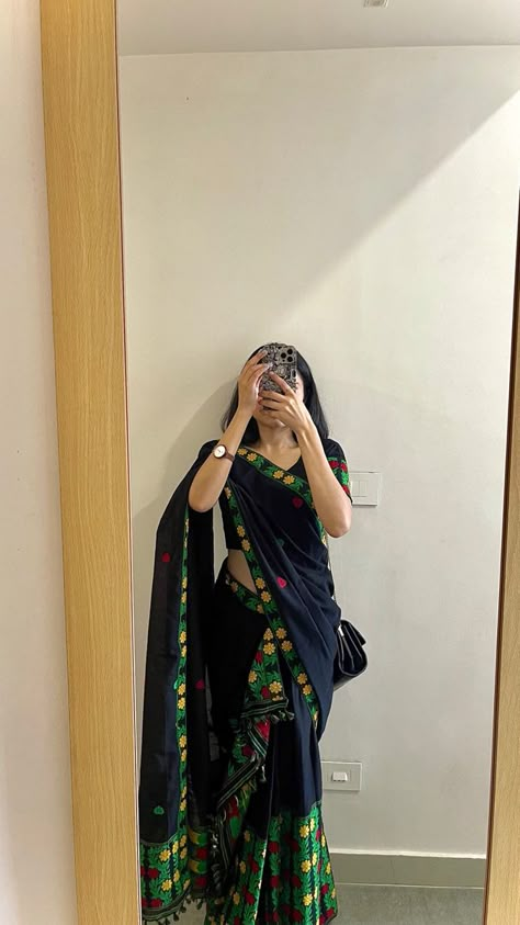 Mekhela Sador Poses, Sador Mekhela Photo Pose, Mekhela Sador Aesthetic, Mekhela Chador Aesthetic, Mekhla Chadar Saree, Assamese Saree, Mekhela Chador Assamese, Mekhla Sador, Mekhla Chadar