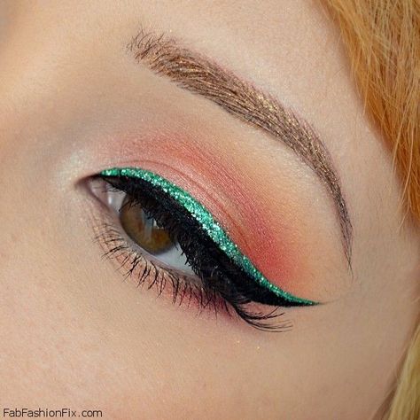 Beautiful makeup look with winged black and turquoise eyeliner Turquoise Eyeliner, Peach Eye Makeup, Green Eyeliner, Eyeliner For Beginners, Glitter Eyeliner, How To Apply Eyeliner, Eyeliner Looks, Eyeliner Tutorial, Smokey Eyes