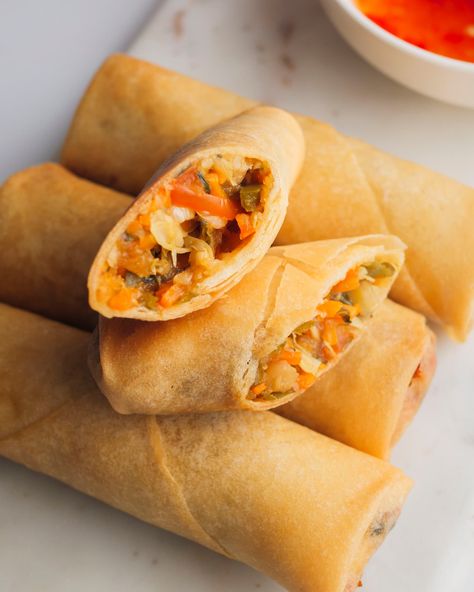 Spring Rolls Recipe, Schezwan Sauce, Vegetable Spring Rolls, Spring Roll Wrappers, Food Van, Soup Appetizers, Spring Roll Recipe, Oatmeal Pancakes, Spring Roll