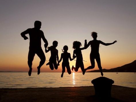 30 Lovely Beach Family Photos Family Beach Pictures, Beach Family Photos, Family Of 5, Beach Sessions, Foto Tips, Foto Poses, Family Beach, Beach Photoshoot, Family Photoshoot