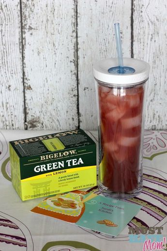 Iced Strawberry Green Tea - Must Have Mom Strawberry Green Tea, Green Tea Recipes, Iced Tea Recipes, Tea Recipe, Healthy Smoothie, Smoothie Drinks, Non Alcoholic Drinks, Healthy Mind, Tea Recipes