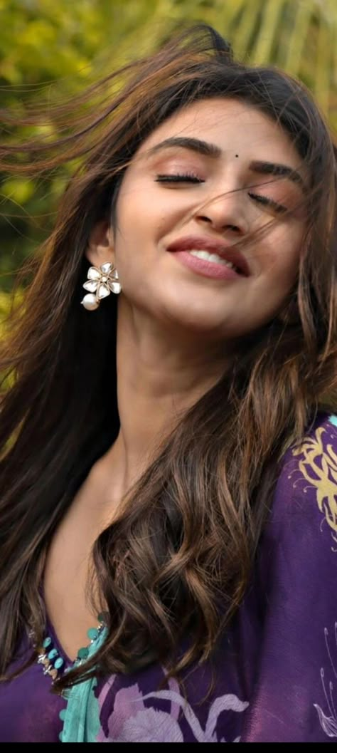 Sri Leela, Kirthi Shetty, Sree Leela, Disney Pop Art, Prabhas Pics, Actress Without Makeup, Disney Pop, Women Photography, Glamour Beauty