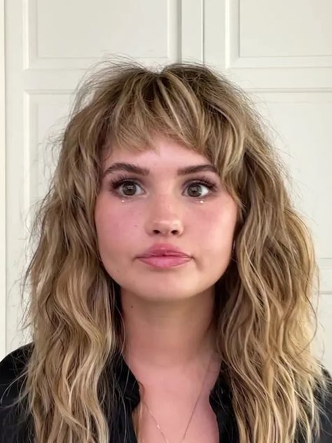 Debby Ryan Haircut, Debby Ryan Shag, Debby Ryan Mullet, Medium Haircuts For Fine Hair Round Face, Thick Wavy Bangs, 70s Shag Haircut Curly, Debby Ryan Hair, 80s Shag, 80s Haircuts