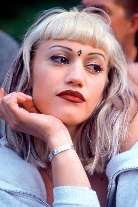 Gwen Stefani Hair, 1990s Makeup, Gwen Stefani Makeup, Gwen Stefani 90s, Hairstyles 90s, 1990 Style, 90s Grunge Hair, Gwen Stefani Style, 90s Makeup