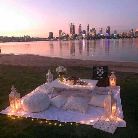 Comemore o aniversário do namorado em um lugar especial Picnic Under The Stars Aesthetic, Picnic Date Night Ideas, Romantic Beach Picnic Couple, Intimate Date Ideas, Picnic Set Up Ideas Romantic, Inside Picnic Ideas Romantic, Trunk Bed Date, Room Date Night Ideas, Outside Date Night