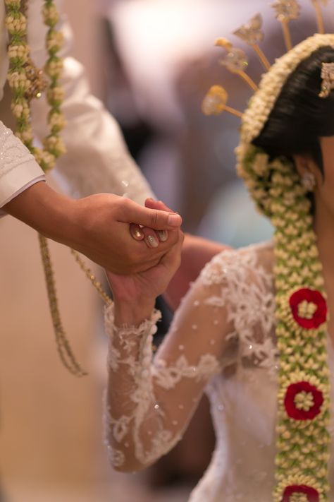 Indonesian Wedding Photography, Nikahan Adat Jawa, Akad Nikah Jawa, Wedding Adat Jawa, Pose Foto Pernikahan, Nikah Adat Jawa, Jawa Wedding, Wedding Jawa, Pose Pengantin