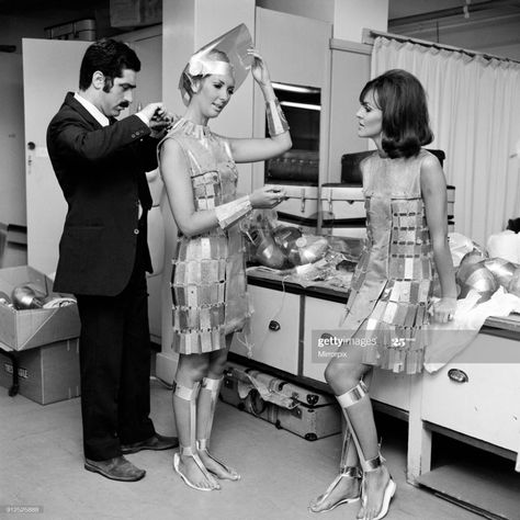 News Photo : Fashion designer Paco Rabanne on the film set of... Paco Rabanne 60s, 60s Space Age, Space Age Fashion, Julie Harris, Cristobal Balenciaga, Speculative Design, Swinging 60s, Fashion Future, Casino Outfit