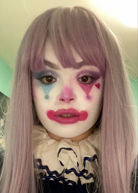 pink and blue clown makeup look face paint clowncore heart Blue Clown Makeup, Clown Costume Women, Clown Face Paint, Cute Clown Makeup, Soft Makeup Looks, Face Paint Makeup, Cute Clown, Clown Faces, Makeup Challenges