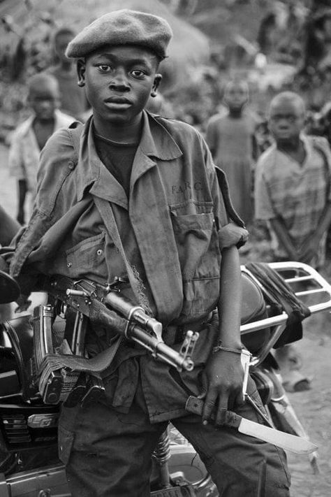 Child Soldier, Fotografi Vintage, African Children, Flower Theme, Epic Fails Funny, People Of The World, Photojournalism, Children Photography, Human Rights