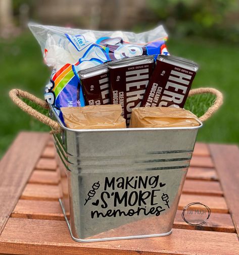 DIY S’Mores Kit S’mores Gift Basket Diy, Smore Kits Diy, S’mores Kits, S'more Gift Basket Ideas, Smores Basket Ideas For Raffle, S'more Basket Ideas, S’mores Basket, Fire Pit Gift Basket, Smores Basket