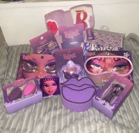 Bratz Makeup Collection, Bratz Makeup Palette, Bratz Dolls Accessories, Bratz Makeup Aesthetic, Bratz Makeup Products, Bratz Gift Ideas, Bratz Perfume, Barbie Primark, Bratz Merch