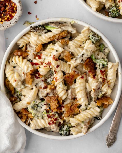 Creamy Vegan Broccoli and Tempeh Bacon Pasta - Inspiralized Cosy Vegetarian Recipes, Nice Meals, Quick Pasta Dishes, Vegan Broccoli, Tempeh Bacon, Autumn Food, Quick Pasta, 2024 Recipes, Bacon Pasta