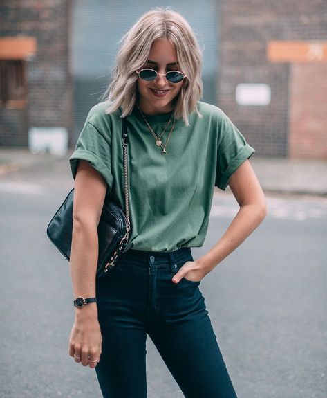 ★ LIAN GALLIARD on Instagram: “Love a plain t-shirt in a funky colour 🙌🏻 Have a good weekend babes! What are your plans?” Plain Tshirt Outfit, Outfit In Winter, Casual Tshirt Outfit, Tshirt Outfit, Good Weekend, Have A Good Weekend, Plain T Shirt, Summer Work Outfits, Tshirt Outfits