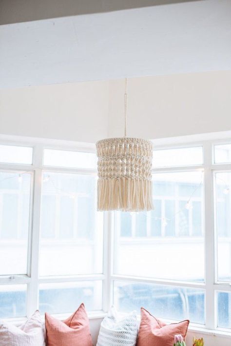 DIY bohemian macrame chandelier Boho Projects, Lamp Shade Diy, Diy Macrame Projects, Easy Diy Macrame, Bedroom Lampshade, Macrame Creations, Diy Macramé, Macrame Lamp Shade, Macrame Chandelier