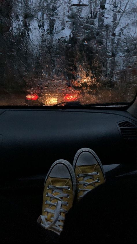 Rainy City, Rainy Day Aesthetic, Shoes Photography, Aesthetic Shoes, City Life, Rainy Days, Rainy Day, Converse, Wallpapers