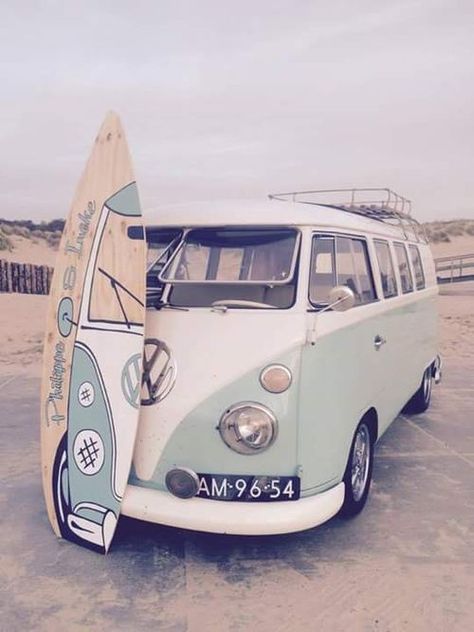 Volkswagen T1 Van Hippie, Van Vw, Volkswagen Vans, Beach Wall Collage, Volkswagen Van, Combi Volkswagen, Combi Vw, Vw Vintage, Hippie Van