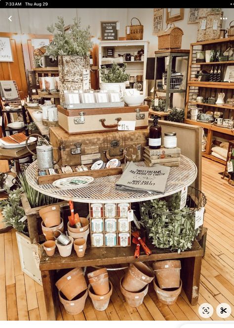 Market Store Design, Vintage Market Booth, Vintage Store Ideas, Gift Shop Interiors, Boutique Store Displays, Gift Shop Displays, Vintage Booth Display, Spring Display, Antique Booth Displays