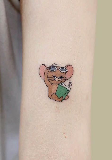 Cartoon Tattoo Ideas, Mouse Tattoo, Unique Tattoos Black Women, Mouse Tattoos, Character Tattoos, Cartoon Tattoo, Tattoos Love, Cartoon Character Tattoos, Tatuaje A Color