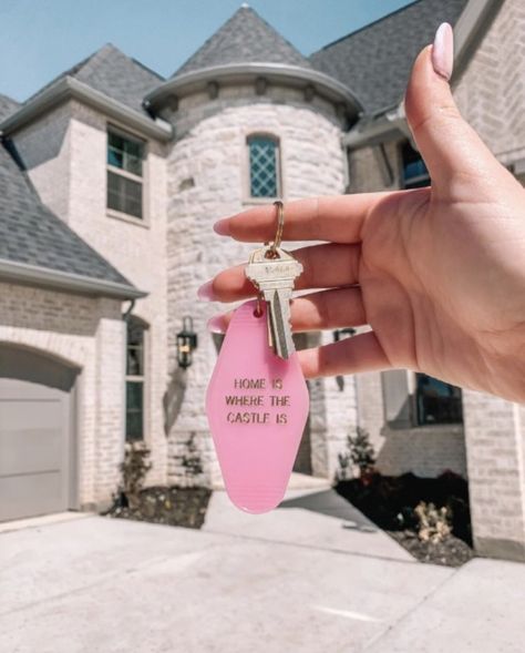 New House Keys Aesthetic, Real Estate Vision Board, Keys Aesthetic, Spoiled Girlfriend, Vision Board Pics, Life Goals Future, Vision Board Party, Money Vision Board, Vision Board Images