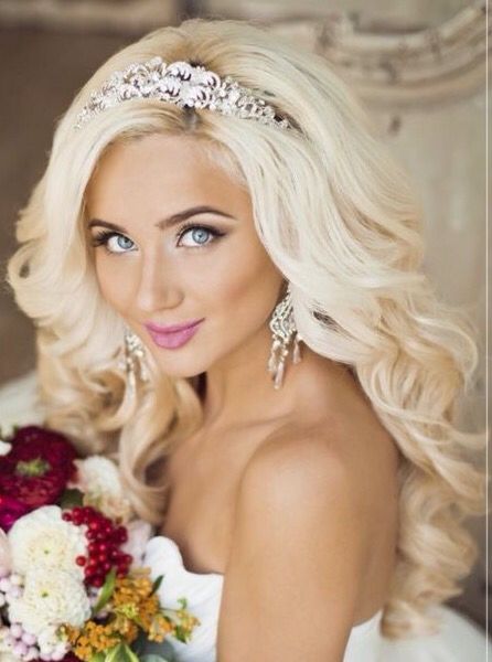 Gorgeous bleach blonde bride❤️ Tiara Hairstyles, Best Wedding Hairstyles, Long Hair Wedding Styles, Trendy Wedding Hairstyles, Wedding Hair Inspiration, Wedding Hair Down, A Wedding Dress, Mod Wedding, Half Up Half Down Hair