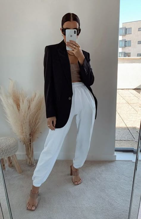 Sweatpants And Blazer Outfit, Yasmin Devonport, Joggers Outfit Women, Blazer Outfit Ideas, Sweatsuit Outfit, Sweatpants Outfit Ideas, Plaid Shirt Outfits, Sweatpants Outfit, Outfit Chic