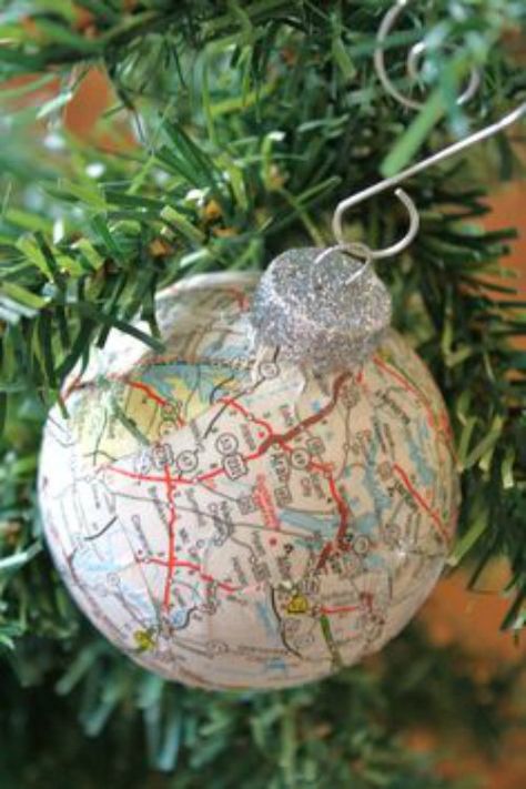 travel-map-ornament Sheet Music Ornaments, Diy Map, Map Ornaments, Map Crafts, Music Ornaments, Navidad Diy, Ornament Tutorial, Vintage Diy, Wedding Idea