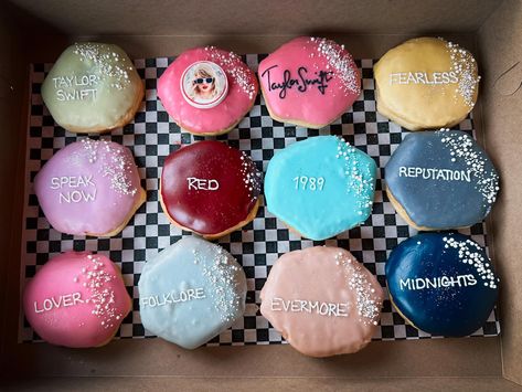 Taylor Swift Donut Ideas, Donut Games, Bday Food, Swiftie Birthday, Donut Ideas, Taylor Swift Birthday Party Ideas, Swift Party, Work Food, Sleepover Birthday