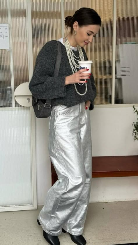 Pearl Jeans Outfit, Gold Pants Outfit, Minimalism Clothes, Silver Pants, Gold Pants, Going Gray, New Years Eve Outfits, Street Outfit, Business Outfits