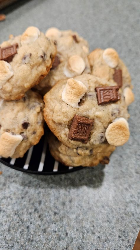 Bake these Campfire Cookies for a real treat Campfire Cookies Recipes, Campfire Cookies, Sweet Potato Biscuits, Watermelon Cake, Roasting Marshmallows, Chocolate Candy Bar, Things I Learned, Culinary School, Holiday Appetizers