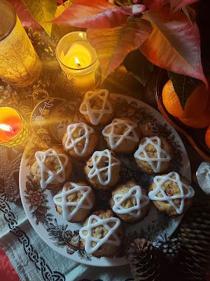 Celtic Desserts, Winter Solstice Cake, Yule Desserts Winter Solstice, Yule Baking Recipes, Yule Meals, Yuletide Recipes, Yule Recipes Pagan, Yule Desserts, Yule Cookies