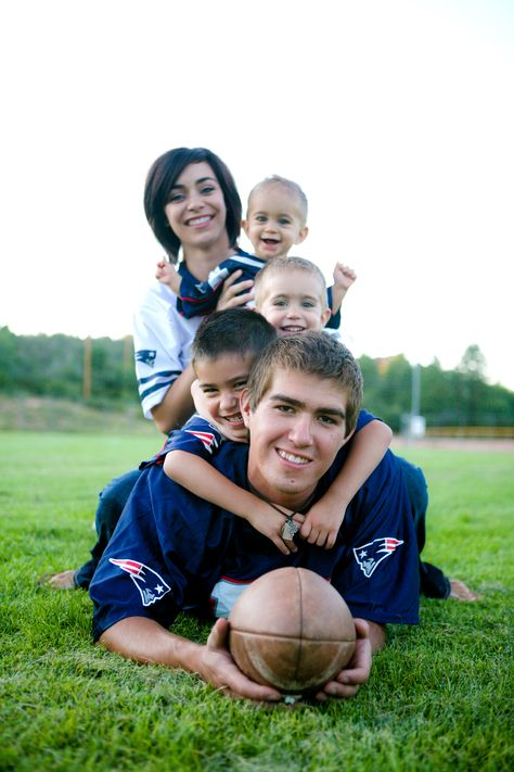 love this pic for our family pics down here in Texas #patriots Family Football Photoshoot, Football Family Pictures, Happy Holidays Pictures, Football Poses, Mini Photo Sessions, Cheers Photo, Newborn Family Photos, Family Christmas Pictures, Fall Family Pictures