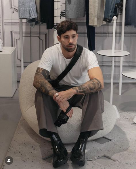 Boyfriend Jeans Outfit Men, Minimal Aesthetic Outfits Men, Daniel Simmons Tattoo, Daniel Simmons Outfit, Starboy Fits, Daniel Simmons, Grandpa Aesthetic, Minimalist Fashion Men, Aesthetic Outfits Men