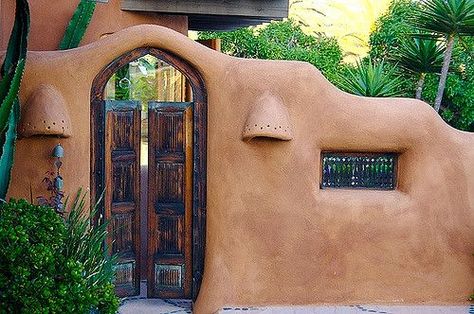 Adobe House Courtyard, Adobe Bedroom, Curved Wall Decor Ideas, Adobe Wall, Adobe Houses, Yellow Window, Earth Bag Homes, Adobe Home, Straw Bale House