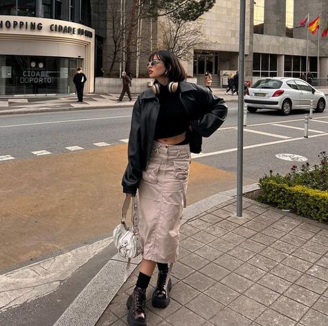 Pastel Color Aesthetic, Beige Skirt Outfit, Cargo Skirt Outfit, Skirt Outfits Korean, Skirt Outfits Aesthetic, Beige Pencil Skirt, Skirt Outfit Fall, Denim Skirt Fashion, Long Outfit