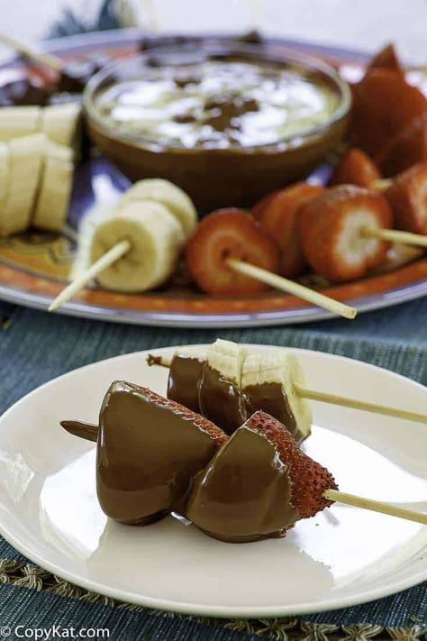 Melting Pot Chocolate Fondue is an easy recipe to recreate at home. You can make this chocolate fondue recipe by using only 3 ingredients! Copycat Melting Pot Chocolate Fondue, Milk Chocolate Fondue Recipe, Chocolate Fondue Recipe Melting Pot, Melting Pot Chocolate Fondue, Fondue At Home, Milk Chocolate Fondue, Melting Pot Recipes, Dessert Fondue, Fondue Restaurant