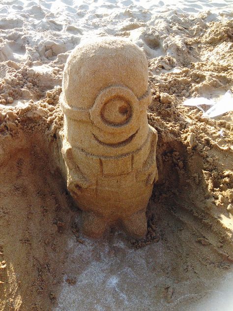 Sand minion Easy Sand Sculptures Ideas, Sand Sculpture, Sand Sculptures, Sculpture Ideas, Beach Fun, Beach Party, Minion, Hawaii, Sculpture