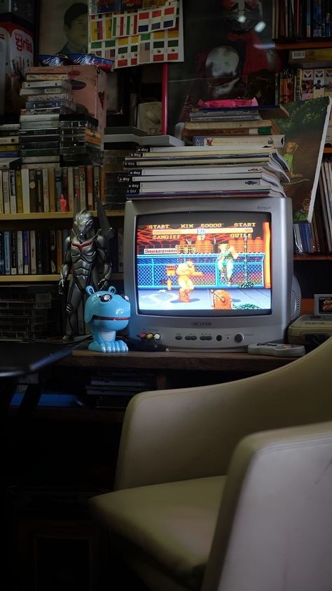 Dark Gaming Room, Gaming Room Decor Ideas, Retro Gaming Room, Gaming Desk Decor, Room Decor Gaming, Room Decor Accessories, 80s Bedroom Aesthetic, 80s Bedroom, Retro Games Room