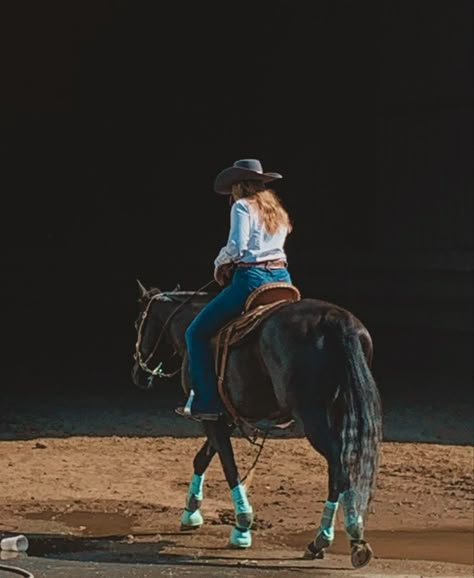 Black Barrel Horse, Barrel Racing Aesthetic, Barrel Racing Photography, Rodeo Aesthetic, Horse Senior Pictures, Foto Cowgirl, Horseback Riding Outfits, Barrel Racing Horses, Horse Riding Clothes