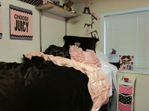 Juicy Couture Bedroom, Juicy Couture Room, 2000s Room Ideas, College Residence, Cute Dorm Ideas, It Girl Bedroom, Rooms In A House, 2000s It Girl, Paris Themed Bedroom