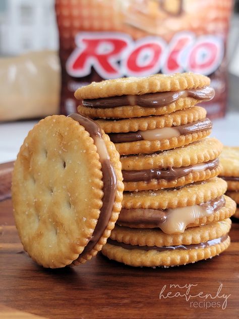 Ritz Rolo Cookies Ritz Cookies, My Heavenly Recipes, Rolo Cookies, Ritz Cracker Recipes, Pie Crust Recipe Easy, Heavenly Recipes, Cracker Candy, Christmas Eats, Crackers Recipe