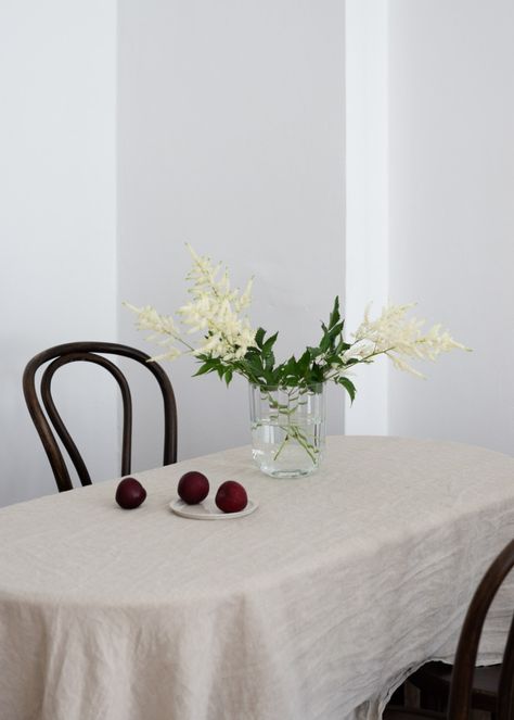 Beige Linen Table Cloth, Table Cloth Aesthetic, Beige Table Cloth, Glass Vase With Flowers, Flowers Neutral, Linen Table Cloth, Dining Table Cloth, Vase With Flowers, Hm Home