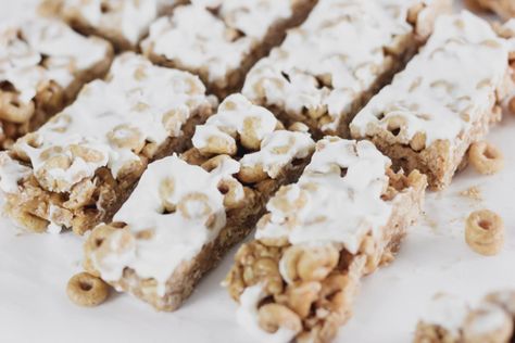 Milk And Cereal Bars, Milk And Cereal, Honeycomb Cereal, Desserts Simple, Bars Ideas, Breakfast Alternatives, Marshmallow Bars, Honey Nut Cheerios, Cereal Bar