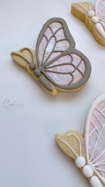 Los Angeles Custom Cookies on Instagram: "Beautiful butterfly cookie scrape idea with the ombré colors inspired by @flourdbybethany. I just made it pink and added glitter for a quinceañera. Fun fact: @thesugarart Diamond Dust is 100% edible and FDA approved. So is everything in their shop! Butterfly cutter: @wildflourbakeryla Cookier pro tip: let your scrape dry before adding the details or second layer. Your lines will stay cleaner. Also, the best time to add Diamond Dust is after your fl Butterflies Cookies Decorated, Butterfly Sugar Cookies, Butterfly Cookies Royal Icing, Butterfly Decorated Cookies Royal Icing, Cookie Decorating Butterfly, Flower And Butterfly Cookies, Butterfly Biscuits Royal Icing, Butterfly And Flower Cookies Decorated, Garden Cookies